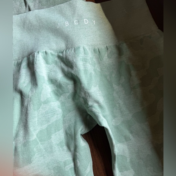 (Bundle) 5 pairs of Camo Seamless Leggings - Picture 7 of 16